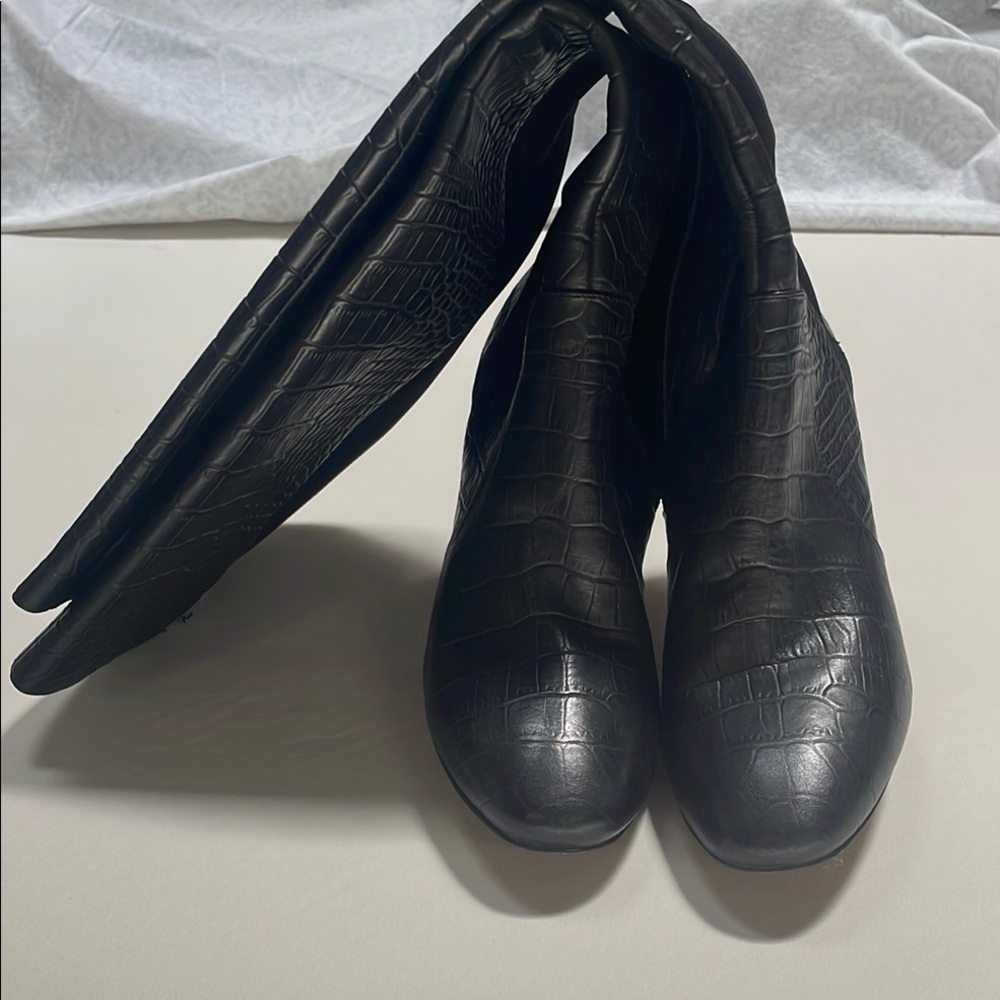 Vince Camuto tall Black Crocodile-Embossed Women's Boots size 7.5